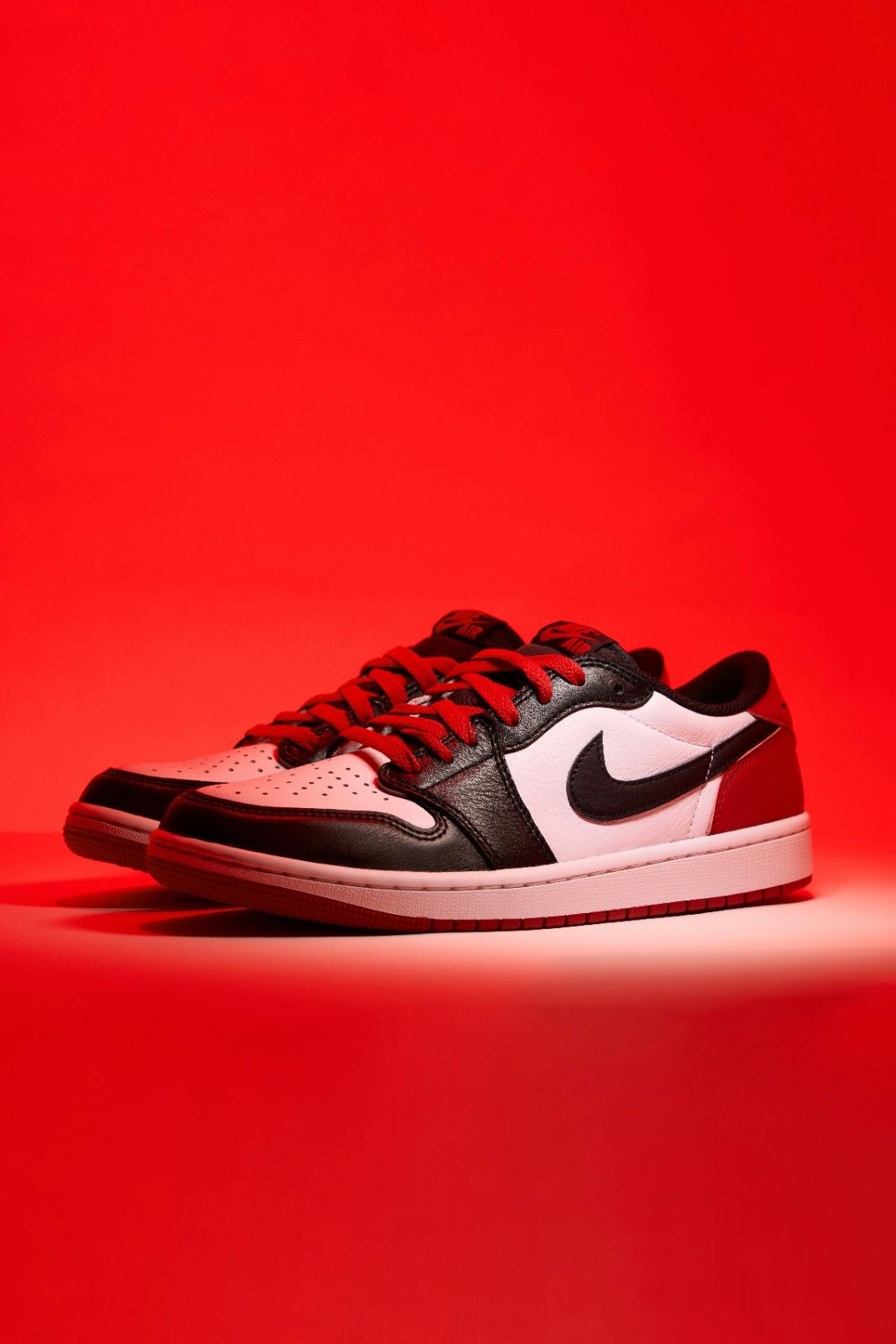 Air Jordan 1 Low SE "Black Toe